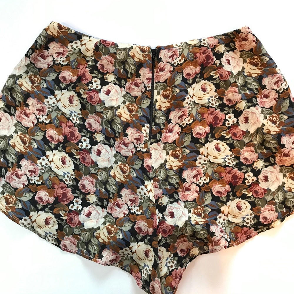 Show Me Your MuMu | Floral Sawyer Short | Floral - Picture 5 of 7